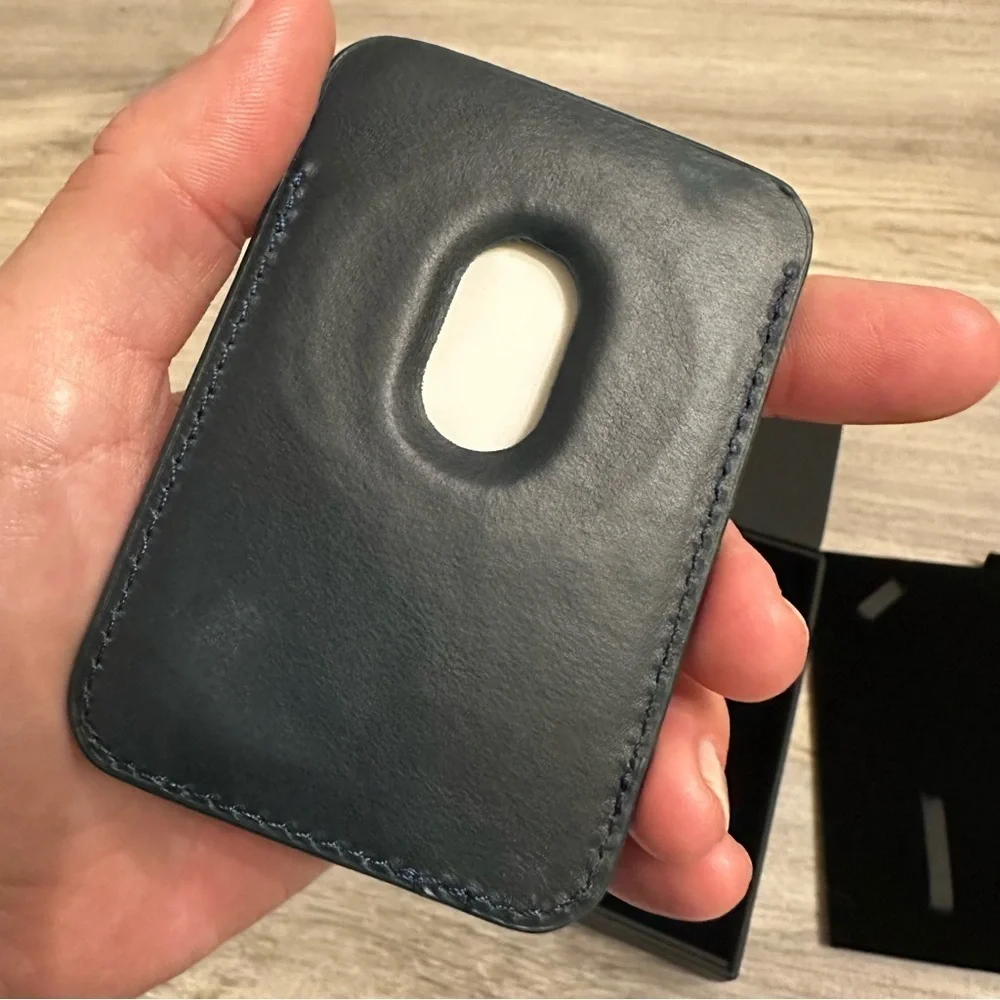Bullstrap handcrafted premium full-grain leather magnetic MagSafe wallet